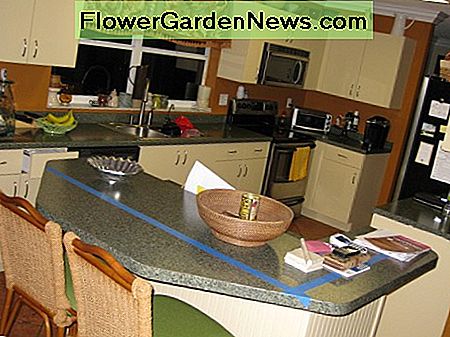 alles bemalt und wieder zusammengesetzt - endlich! sehen Sie das blaue Band auf der Insel Countertop? Das wird die neue Form sein, wenn die neuen Arbeitsplatten ankommen. all painted and put back together - finally! see the blue tape on the island countertop? that'll be the new shape when the new countertops arrive.