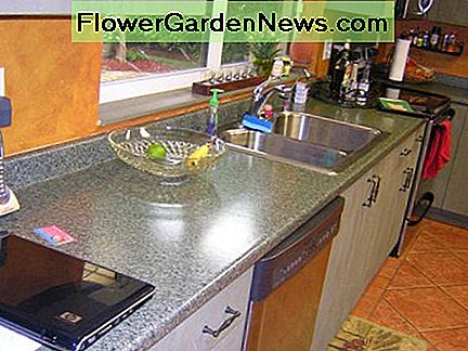 Hässliche Resopal-Arbeitsplatten und unechte Laminat-Schränke. Ugly Formica countertops and faux-finished laminate cabinets.