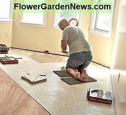 Kitchen Floor in Progress - Wir haben uns entschieden, Fliesen in einem Winkel zu verlegen. Hier legt mein Sohn Jeff die Bodenfliesen. Kitchen Floor in Progress - We decided to lay tiles at an angle. Here my son Jeff is laying the floor tiles.