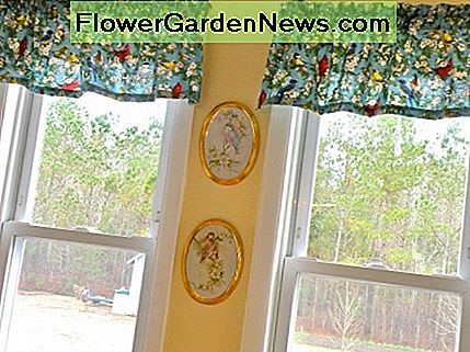 Vogeldruckvalenzen wurden aus preiswertem Stoff hergestellt. Handgemalte Plaketten führen das Vogelthema aus. Bird print valences were made out of inexpensive fabric. Hand painted plaques carry out the bird theme.