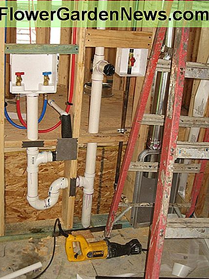 Zorg ervoor dat uw sanitair en elektriciteit in orde zijn voordat u begint met de renovatie van uw wasruimte. Make sure your plumbing and electrical is in order before you begin your laundry room renovation.