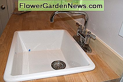 Een vrijstaande of geĆÆntegreerde wasbak maakt het wassen van de handen veel gemakkelijker. A free-standing or integrated laundry sink will make hand washing much easier.