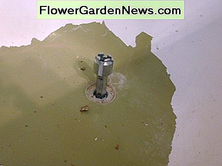 Mit einem Ablassschlüssel den Abfluss abschrauben. Using a drain wrench to unscrew the drain.