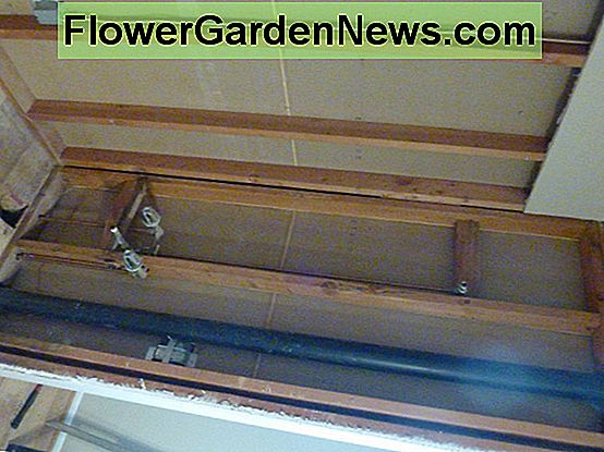 Die Wanne ist raus, mit aber einem kleinen Trockenbaustück, das noch ausgebaut werden muss. The tub is out, with but a small section of drywall to be removed yet.