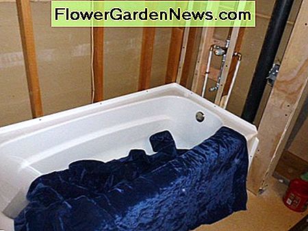 Schutz der Wanne mit einer Decke während der Arbeit. Protecting the tub with a blanket while working.