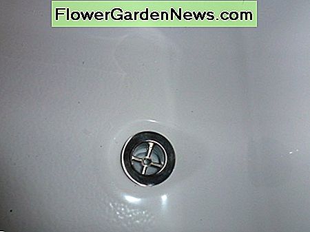 Vergessen Sie nicht, unter den Silberring zu stopfen, bevor Sie ihn mit dem Ablasswerkzeug in den Fußabfluss schrauben. Don't forget to caulk under the silver ring before screwing it down into the foot drain with the drain tool.