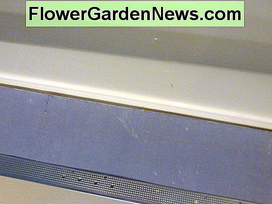 Zwischen der Trockenmauer und der Einfassung ist eine Lücke. A gap is left between the drywall and the surround.