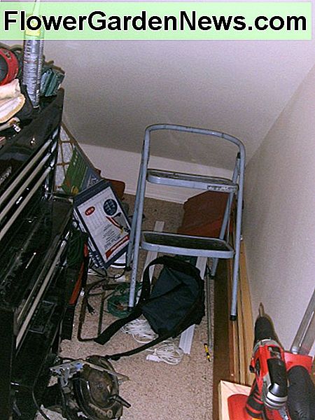 Der er stadig plads på bagsiden af ​​skabet til opbevaring There is still room at the back of the closet for storage