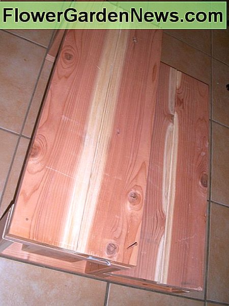 Die Stufenmontage mit Hilfe der Bodenfliese quadrieren. Squaring up the step assembly with the help of floor tile.