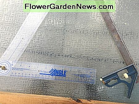 Das True Angle Tool neben einem Kombinationsquadrat. Der True Angle ist auch in kürzeren und längeren Längen erhältlich. The True Angle Tool alongside a combination square. The True Angle is also available in shorter and longer lengths.