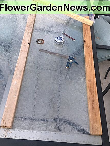 Der Grundaufbau zum Messen und Markieren der Schrägschnitte an den beiden Pfosten. The basic setup for measuring and marking the angled cuts on the two posts.