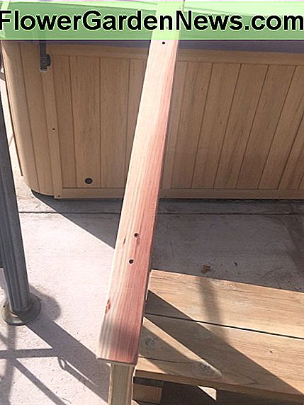 Schraubenpositionen verbinden den Handlauf mit den Pfosten. Screw locations connecting the handrail to the posts.