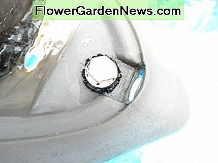 Die Ablassschraube und die Gummidichtung. Wenn der Schwimmer leckt, kann dies auf eine schlechte Abflussdichtung zurückzuführen sein. Jede Gummidichtung reicht für den Austausch. The drain plug and rubber seal. If the float leaks it may be due to a bad drain seal. Any rubber washer will do for replacement.
