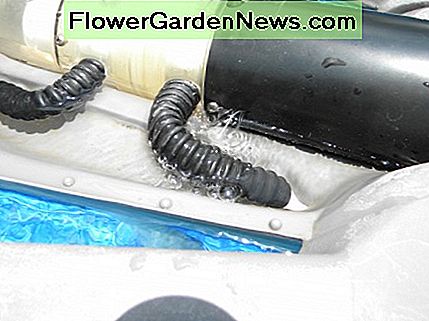 Der schwarze Zylinder hat einen Riss, durch den der Wasserdruck entweichen kann. Dies kann zu einer unregelmäßigen Kolbenbewegung führen. The black cylinder has a crack which allows water pressure to escape. This may cause erratic piston action.