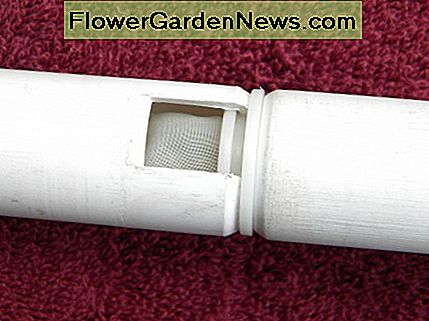 Wenn der Filter gereinigt und ersetzt wurde, den Randomizer-Schlauch in das Ende der Kolbenstange einrasten lassen, um die Rotation zu überprüfen. With the filter cleaned and replaced, snap the randomizer tube into the end of the piston rod to check for ease of rotation.