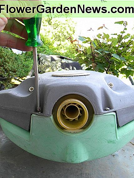 Nur diese 2 Schrauben müssen entfernt werden, um Zugang zum Innenleben zu haben. Only these 2 screws require removal to access the inner workings.