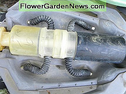 Diese Einheit muss gereinigt werden, wie der Kiefernpollen der letzten Saison zeigt, der den Mechanismus bedeckt. This unit needs cleaning, as evidenced by the pine pollen from last season coating the mechanism.