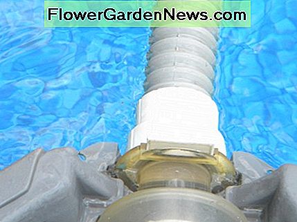 Der Schwenkanschluss am Polaris und am anderen Ende des Versorgungsschlauchs sollte sich leicht bewegen oder das Gerät könnte im Wasser umkippen. The swivel connector on the Polaris and on the other end of the supply hose should move easily or the unit may tip over in the water.