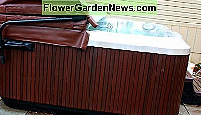 Seitenansicht meines Whirlpools J-365 mit gerösteten Kastanien und Opalschale. Side view of my jacuzzi J-365 hot tub with roasted chestnut cabinetry and opal shell.