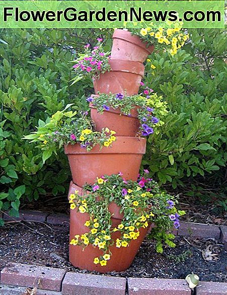 Sådan laver du et krumt Terra Cotta Pot Flower Tower med årganger