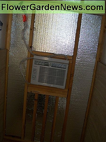 Installatie van een valplafond en isolatie in een airconditioned hondenhok