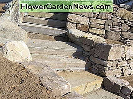 Budowanie zewnętrznych klatek schodowych z kamienia naturalnego lub skały