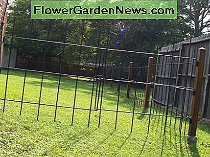 Construya una cerca de barras de metal decorativas para su hogar por menos de siete dólares por pie lineal